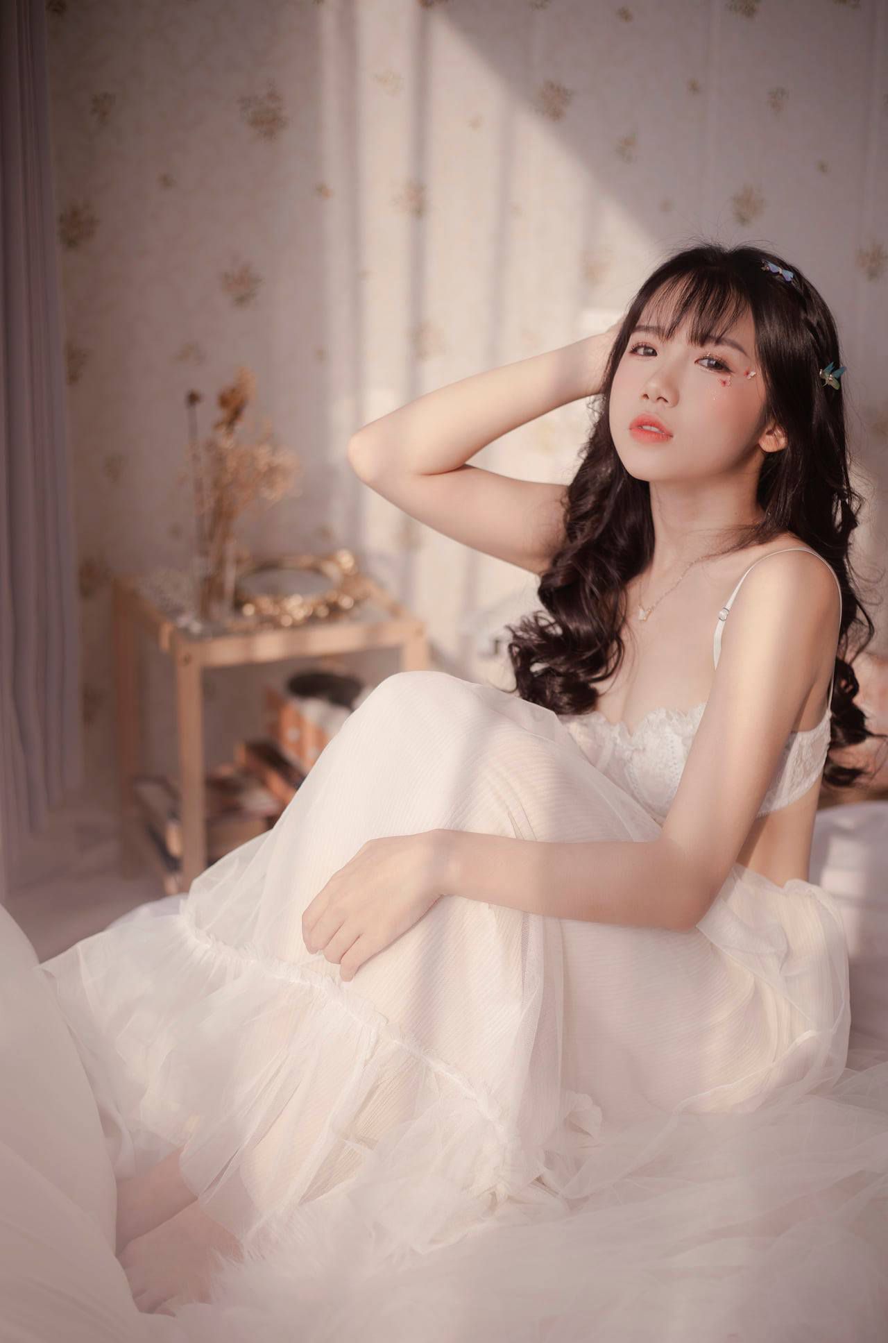 Trần Thị Anh Thư là một hot girl, người mẫu ảnh tự do