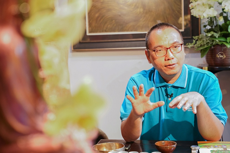 Trần Việt Quân nổi tiếng nhờ việc đồng hành và chia sẻ với hơn 20.000 người