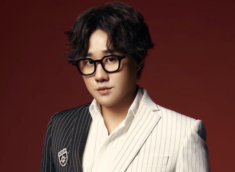 Trung Quân Idol là nam ca sĩ được mệnh danh "Thánh mưa" của làng nhạc Việt