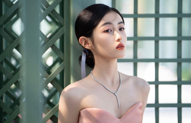 Trương Tử Phong là nữ diễn viên sinh năm 2001, được mệnh danh "em gái quốc dân"