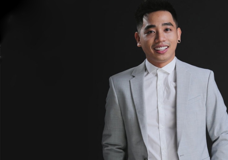 Tuấn Tiền Tỉ còn tham gia đóng sitcom Loa Phường với vai "Tuấn nhà thơ"