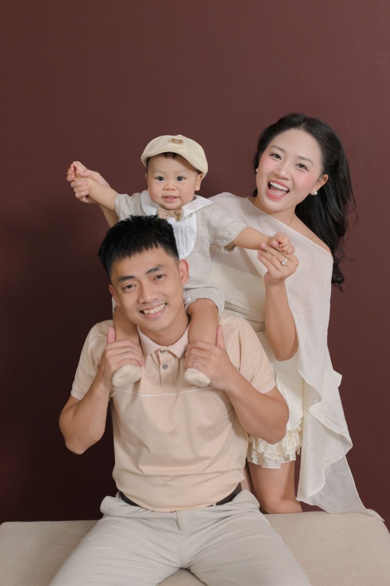 Vi Nam còn chia sẻ đời sống cá nhân trên mạng xã hội và tham gia kinh doanh cùng vợ