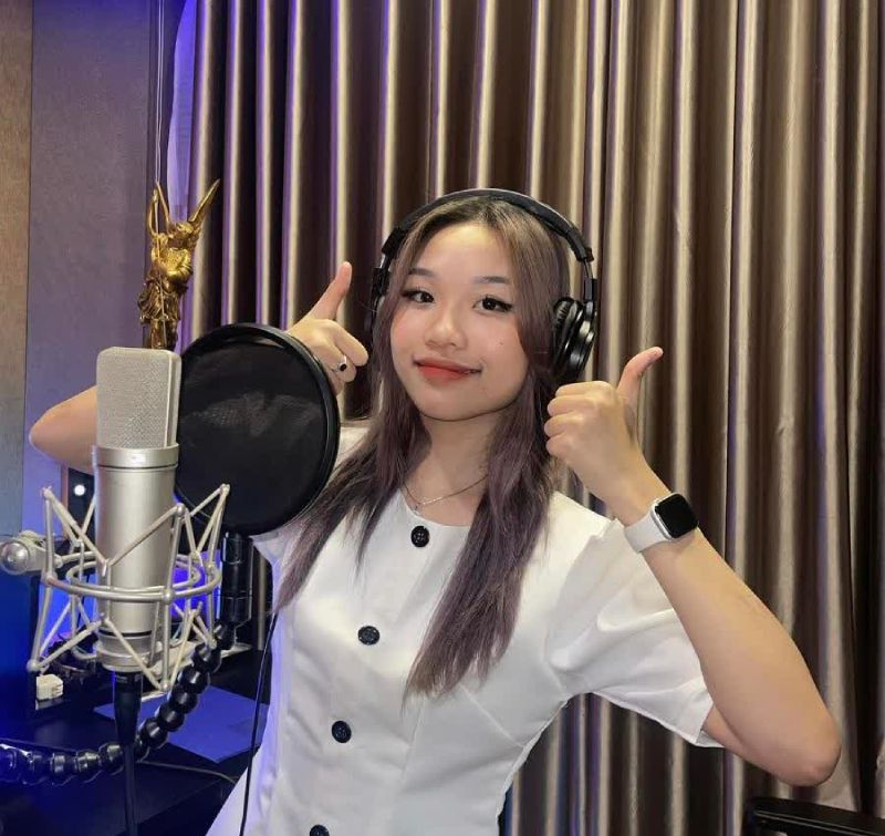 Vũ Đàm Thùy Dung được biết đến với vai trò tiktoker, ca sĩ và người sáng tạo nội dung