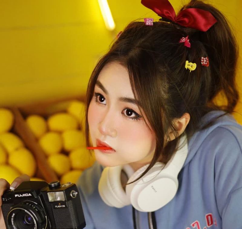 Cô được biết đến rộng rãi nhờ những video hài hước, sáng tạo, gần gũi