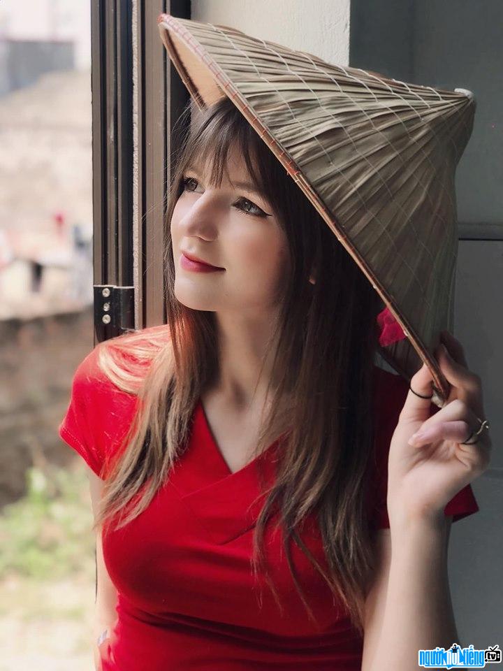 alexandra-rud-tong-quan