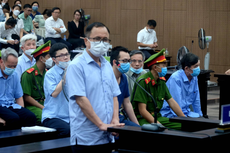 Cuộc Đời Uy Trần