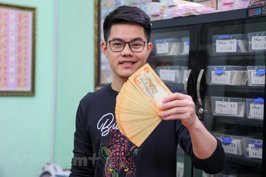 Hùng Bá - vua tiền tệ: Tiểu Sử Chi Tiết